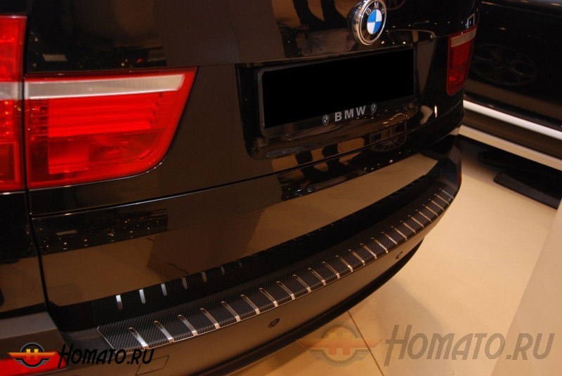 Накладка на задний бампер профилированная с загибом для BMW X5 2007-2009 : нержавеющая сталь + карбон