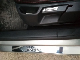 Накладки на пороги Skoda Octavia A7 2013-2020 нержавейка с логотипом