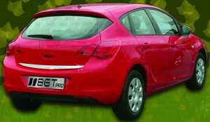 Накладка на нижнюю кромку крышки багажника для Opel Astra J «2009-»
