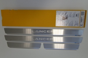 Накладки на пороги с логотипом для Mitsubishi Lancer 9 (2003-2007) | нержавейка