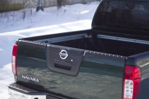Накладка на задний откидной борт со скотчем Nissan Navara (D40) 2005+/2011+ | шагрень