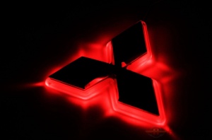 Эмблема со светодиодной подсветкой Mitsubishi красного и белого цвета (95x64)