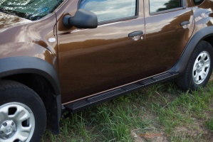 Пороги металлические для Renault Duster 2010+/2015+ | Цвет: черный муар | вариант 2