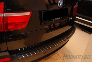 Накладка на задний бампер профилированная с загибом для BMW X5 2007-2009 : нержавеющая сталь + карбон