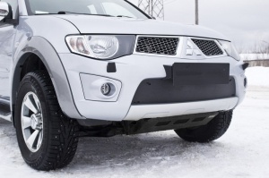Зимняя заглушка решетки переднего бампера для Mitsubishi L200 2010+/2014+ (15MY) и Pajero Sport 2008-2013 | шагрень