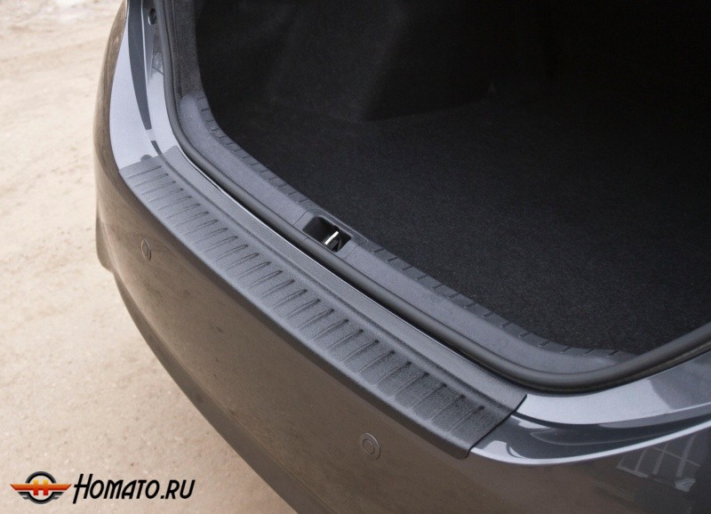 Накладка на задний бампер Toyota Corolla 2013+/2015+ седан | шагрень