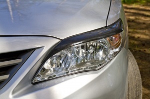 Накладки на передние фары (реснички) Toyota Corolla 2010+ (седан) | глянец (под покраску)