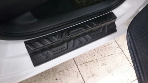 Накладки на внутренние пороги дверей для Volkswagen Polo V 2009+/2014+ | шагрень