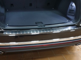 Накладка на задний бампер для VW Touareg 3 2018+ | карбон + нержавейка, с загибом