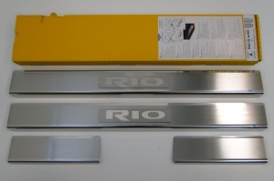 Накладки на пороги с логотипом для Kia Rio 2011+/2015+ (седан/хэтчбек) | нержавейка