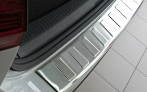 Накладка на задний бампер для Ford Fiesta (Mk6) 2013+ (5d) | матовая нержавейка, с загибом, серия Trapez
