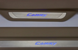 Накладки на пороги с подсветкой для Toyota Camry v40 2009+ | Бежевый цвет