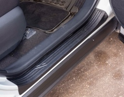 Накладки на внутренние пороги дверей Toyota RAV4 2020+ | шагрень