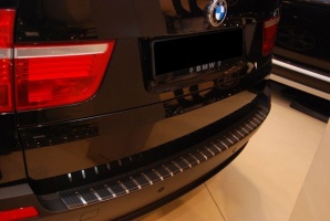 Накладка на задний бампер для BMW X5 (E70) 2007-2013 | карбон + нержавейка, с загибом