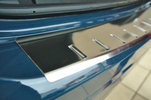 Накладка на задний бампер для Chevrolet Aveo 2006-2011 (седан) | силиконовые вставки + нержавейка, с загибом