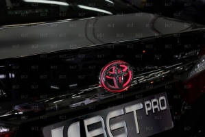 Эмблема со светодиодной подсветкой Toyota красного цвета «120x80»