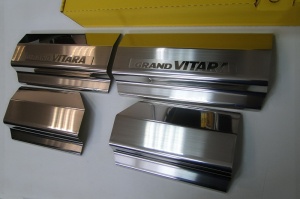 Накладки на пороги с логотипом для Suzuki Grand Vitara 2005+/2013+ | нержавейка