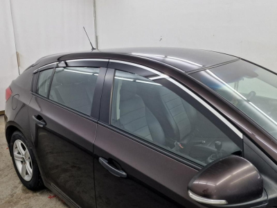 Дефлекторы Шевроле Круз хэтчбек 2009-2015 | с хром молдингом, из 6 частей, премиум, плоские, 2D