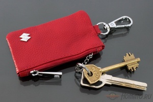 Чехол для ключей "Suzuki", Универсальный, Кожаный с Металическим значком, Цвет: Красный