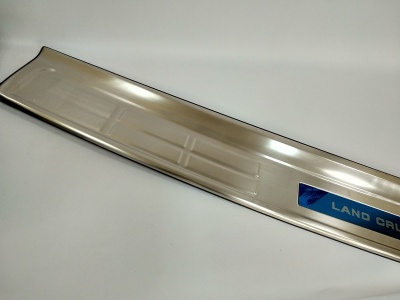 Накладка на задний бампер для Toyota Land Cruiser J200 07+/12+/15+ | нержавейка