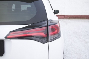 Накладки на задние фонари (реснички) Toyota Rav4 2015+ | глянец (под покраску)