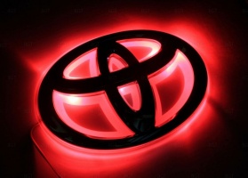 Эмблема со светодиодной подсветкой Toyota красного цвета «130x90»