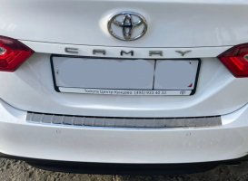 Накладка на задний бампер Тойота Камри 70 2018+ | нержавейка, с загибом